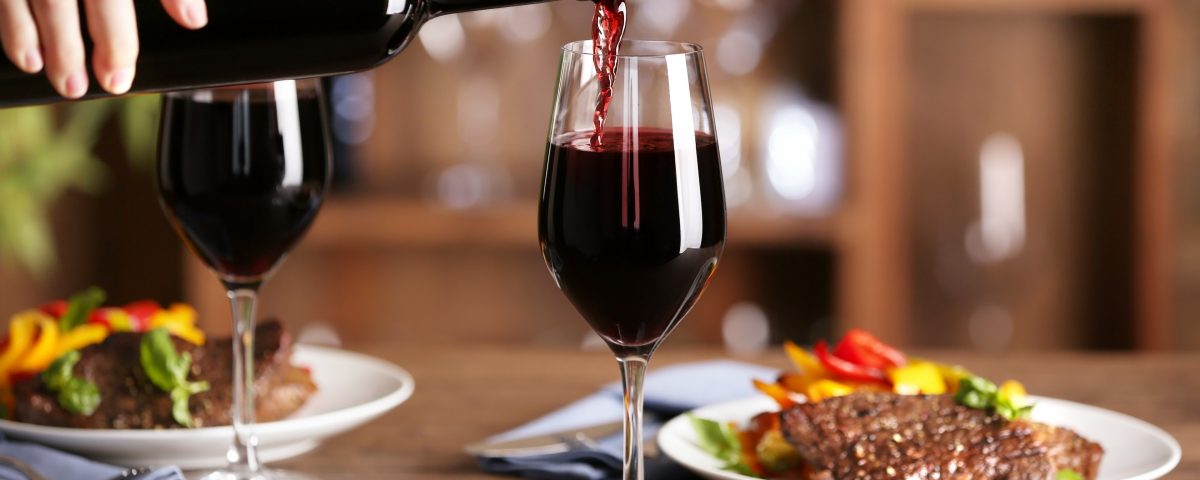 Bò bít tết – Rượu vang đỏ: Bản hòa tấu ăn ý nhất